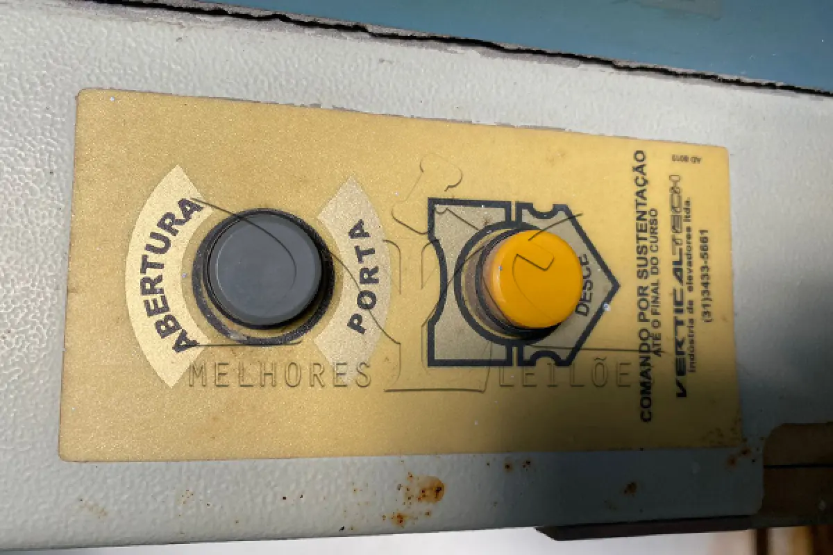 LOTE 011 - ELEVADOR PARA CADEIRANTE OU TRÊS PASSAGEIROS