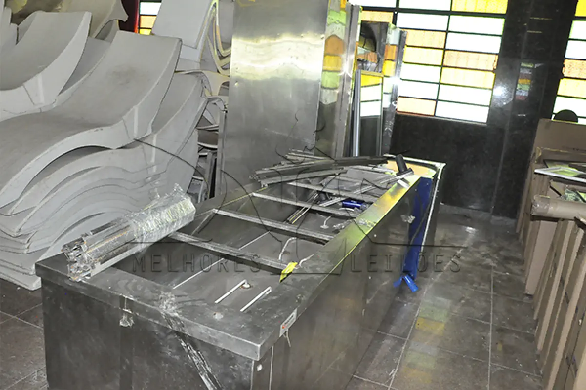 LOTE 001 - SUCATA - FOGÕES, BALCÕES, GELADEIRAS, AUTOCLAVE, PASS THROUGH FRIO, MESA PARA EXAME E CAMAS P/EXAME MEDICO