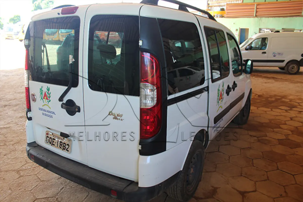 LOTE 005 - FIAT DOBLO ESSECE 1.8 - PLACA OQE-1882 - ANO 2013-2013