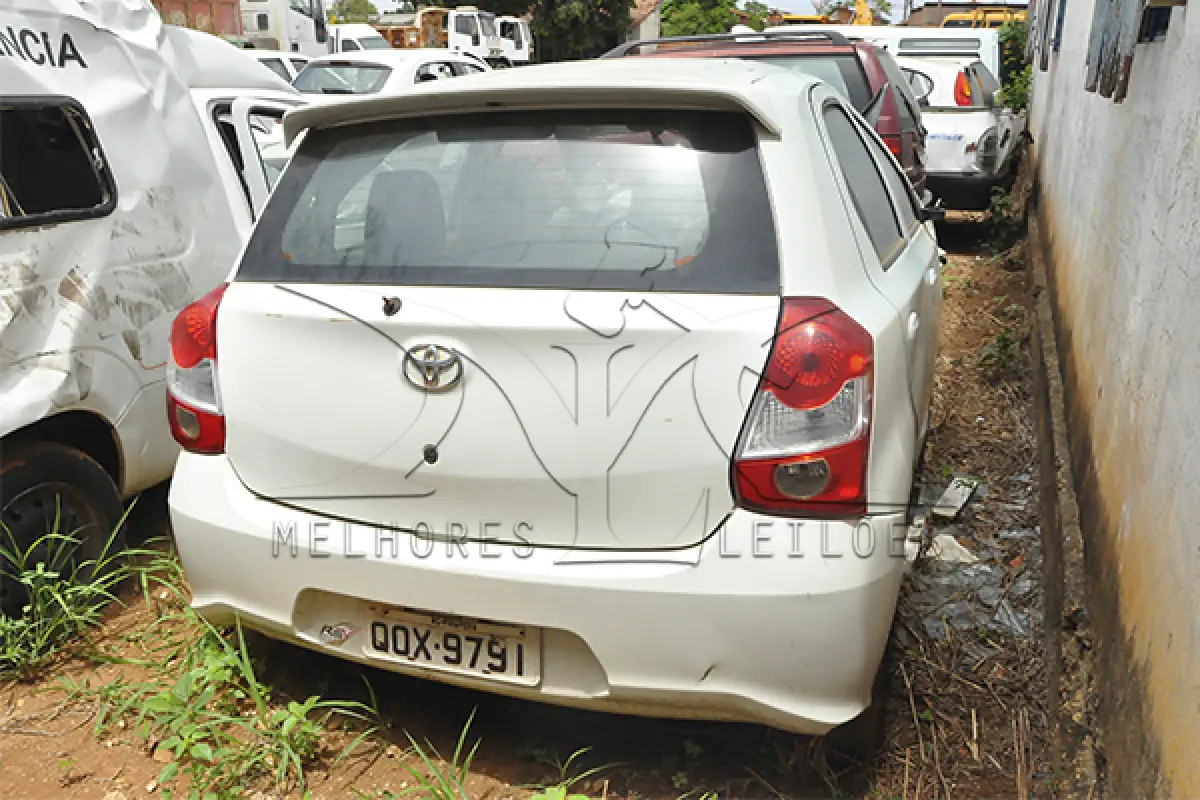LOTE 045 - SUCATAS 4 VEICULOS - FIAT PÁLIO - FIAT FIORINO - CHERY QQ - TOYOTA ETIOS - Arrematante com certidão de DETRAN