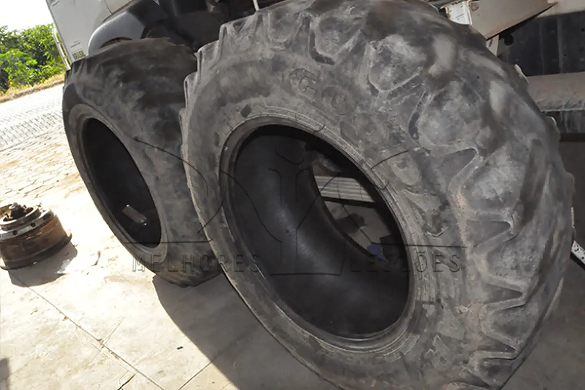 LOTE 009 - SUCATA - MONTANTE - PNEUS DE MAQUINAS, TRATORES, CAMINHÃO E VEICULOS