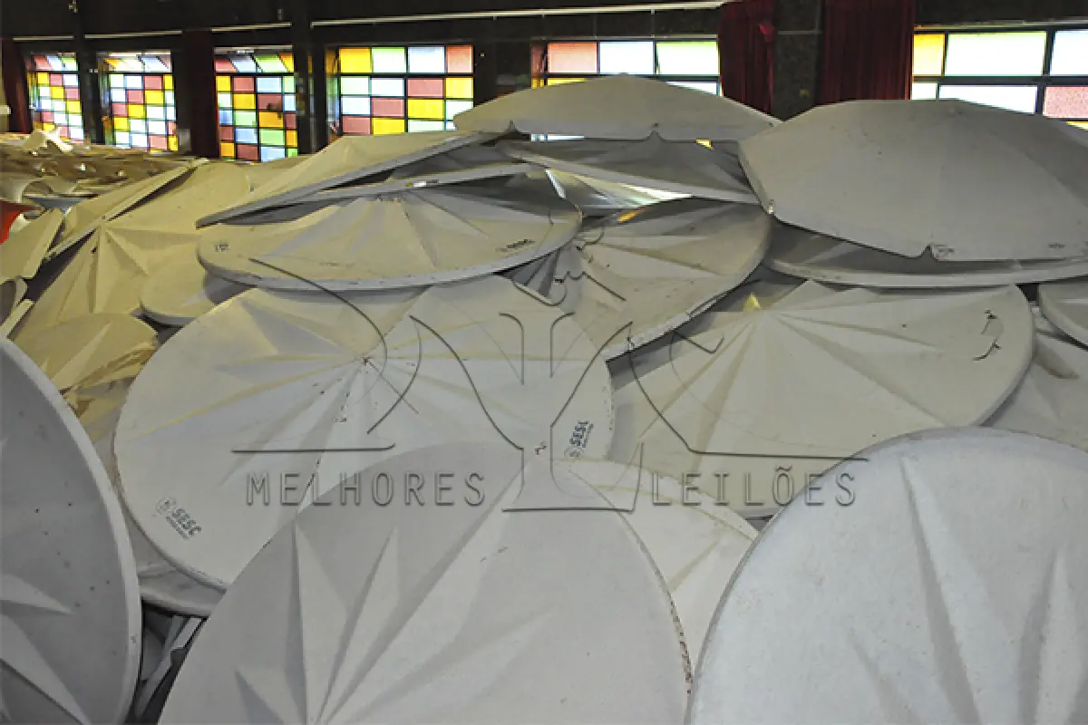 LOTE 006 - MONTANTE DE OMBRELONES EM FIBRA DE VIDRO