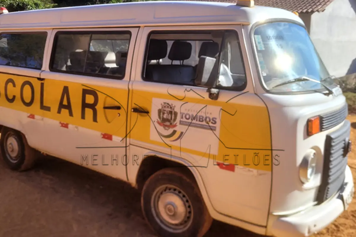 LOTE 007 - VW KOMBI ESCOLAR - ANO 2011 2012