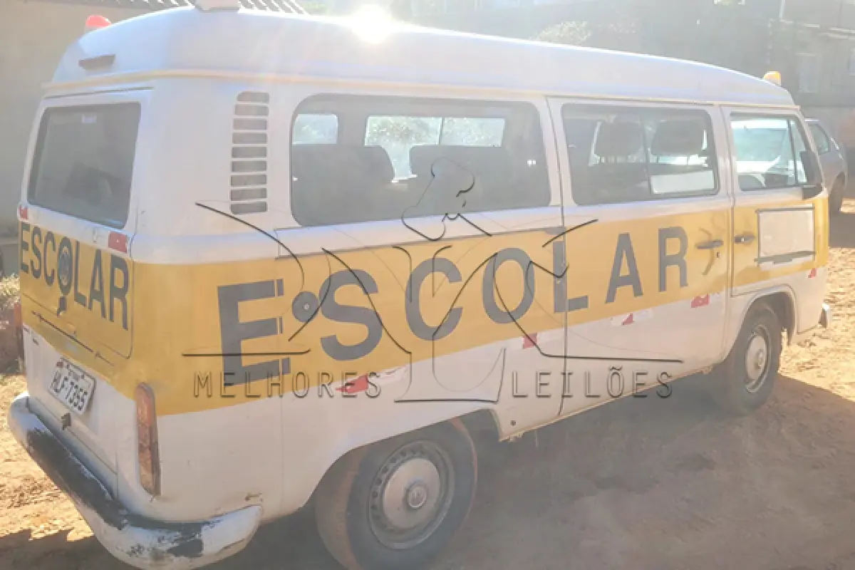 LOTE 006 - VW KOMBI ESCOLAR - ANO 2011 2012