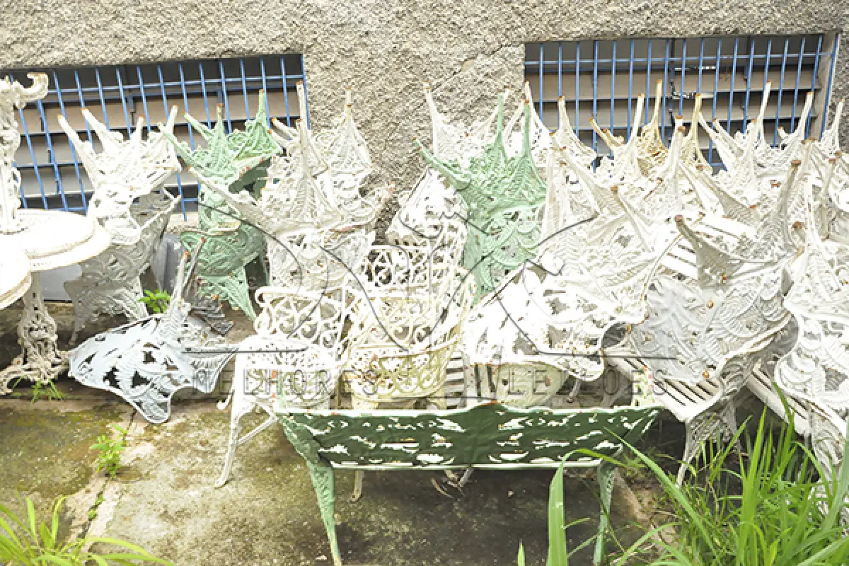 LOTE 004 - MONTANTE DE MESAS E CADEIRAS EM FERRO FUNDIDO