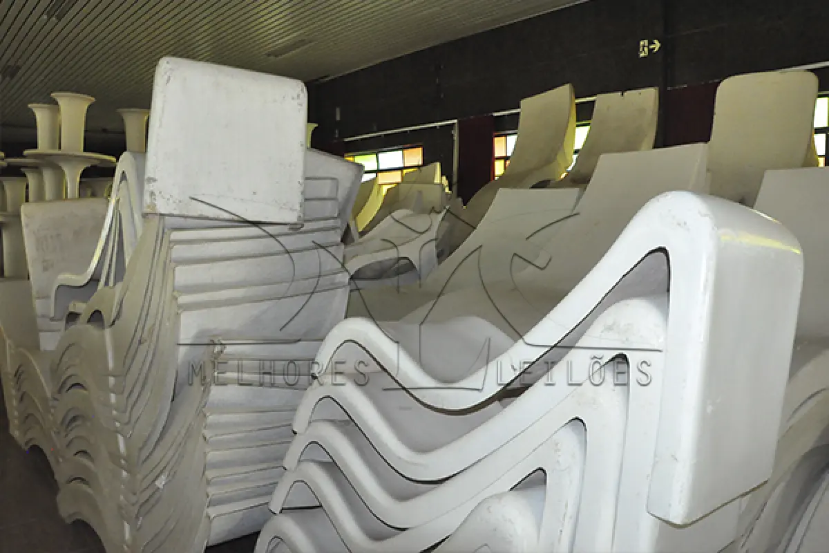 LOTE 002 - MONTANTE DE ESPREGUICADEIRAS EM FIBRA DE VIDRO