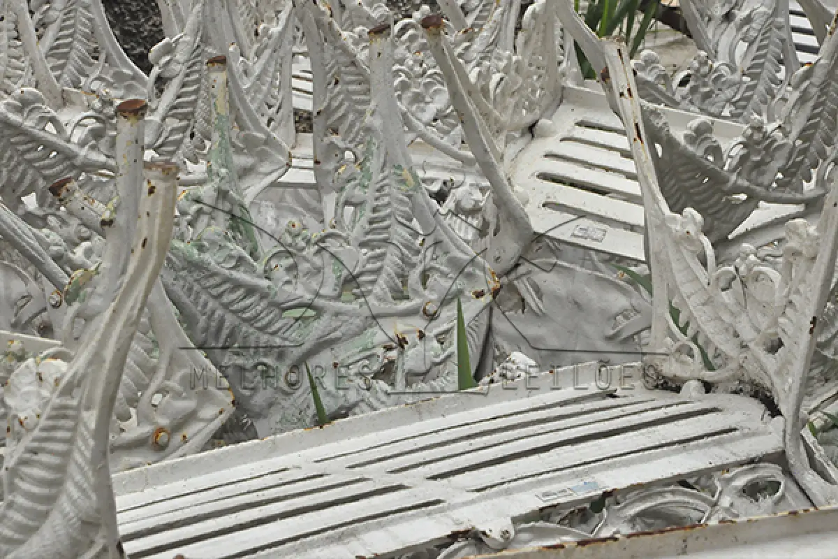 LOTE 004 - MONTANTE DE MESAS E CADEIRAS EM FERRO FUNDIDO