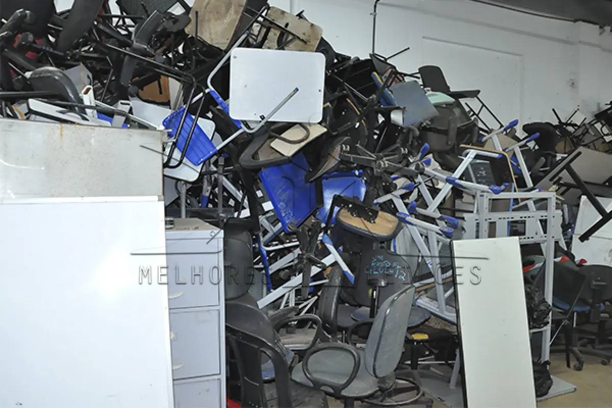 LOTE 015 - SUCATA DE MÓVEIS INSERVIVEIS