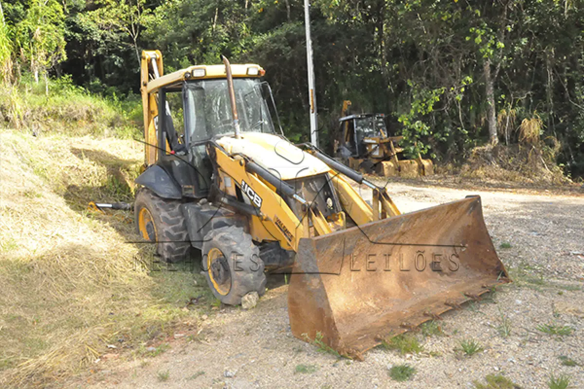 LOTE 006 - MAQUINA RETROESCAVADEIRA JCB 4X4 3C - ANO 2012