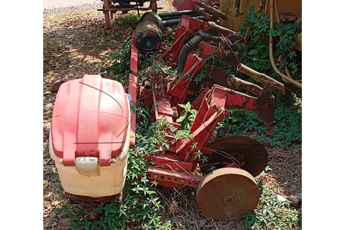 LOTE 014 - SUCATA  AGRÍCOLA DIVERSOS EQUIPAMENTOS