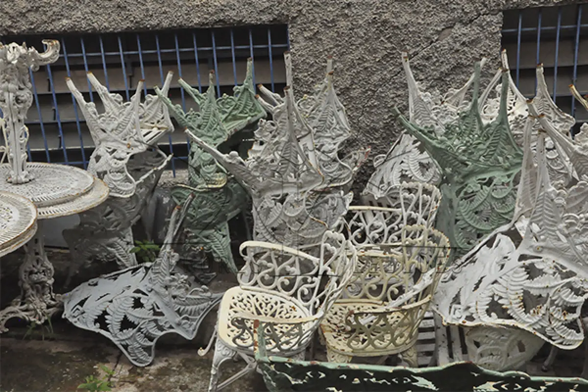 LOTE 004 - MONTANTE DE MESAS E CADEIRAS EM FERRO FUNDIDO