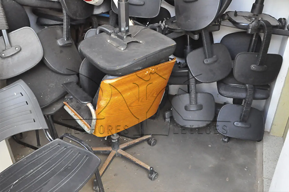 LOTE 015 - SUCATA - CADEIRAS DE ESCRITÓRIO