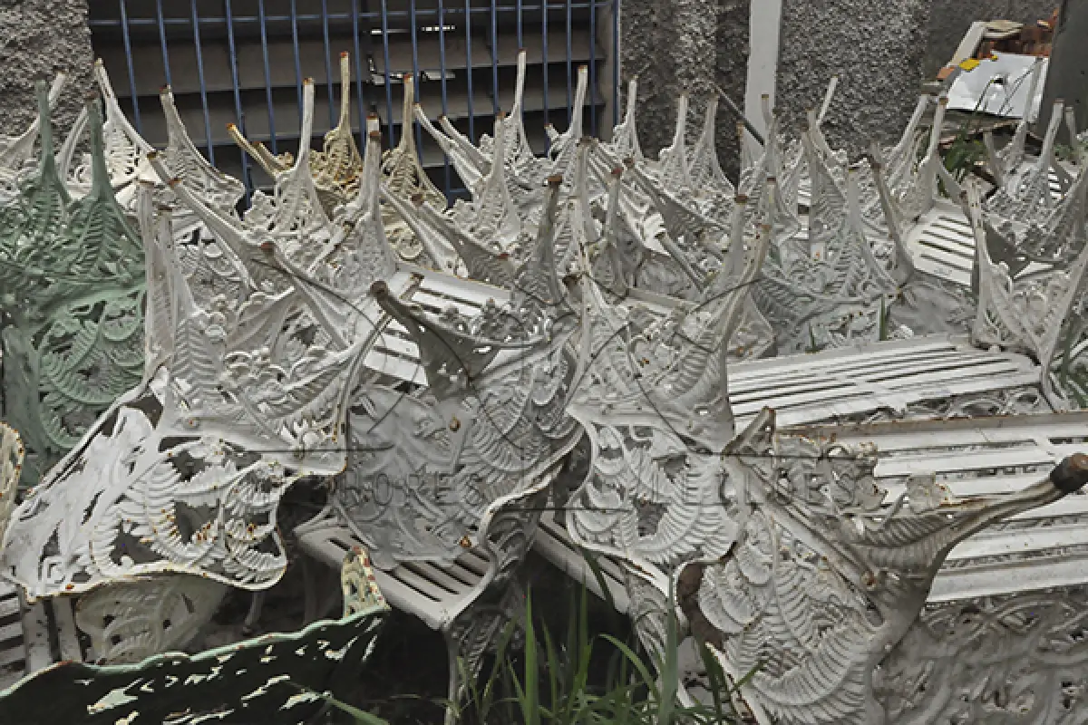 LOTE 004 - MONTANTE DE MESAS E CADEIRAS EM FERRO FUNDIDO