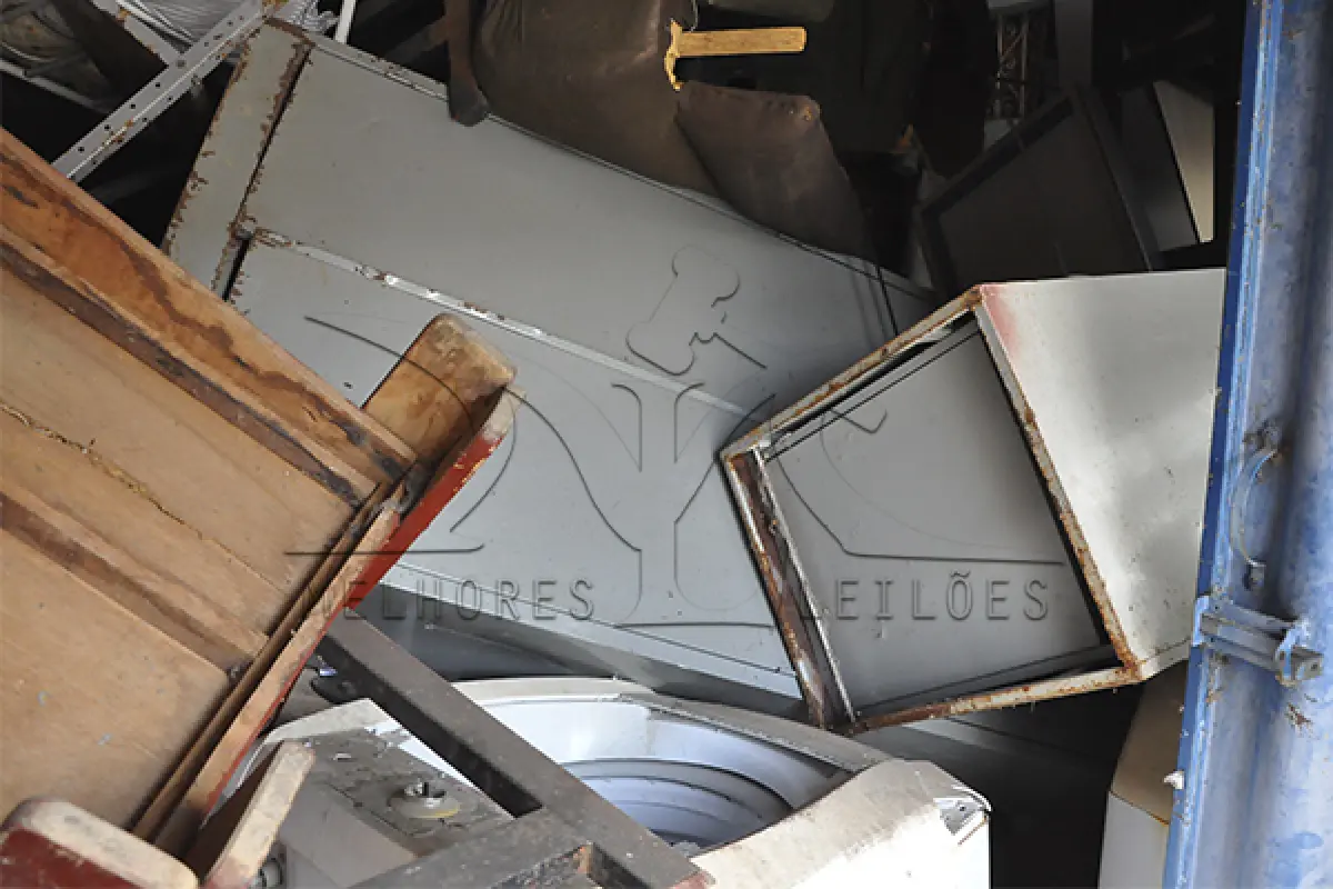 LOTE 049 - SUCATA -  ELETRODOMÉSTICO, MOBÍLIAS E DIVERSOS