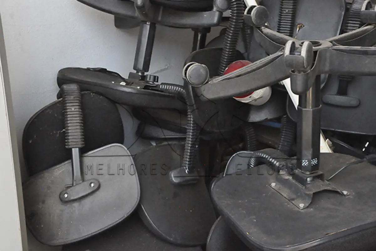 LOTE 015 - SUCATA - CADEIRAS DE ESCRITÓRIO