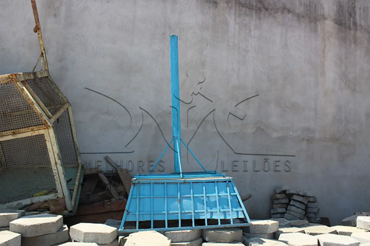 LOTE 017 - SUCATA - TRAVESSAS METÁLICAS - LIXEIRAS METÁLICAS