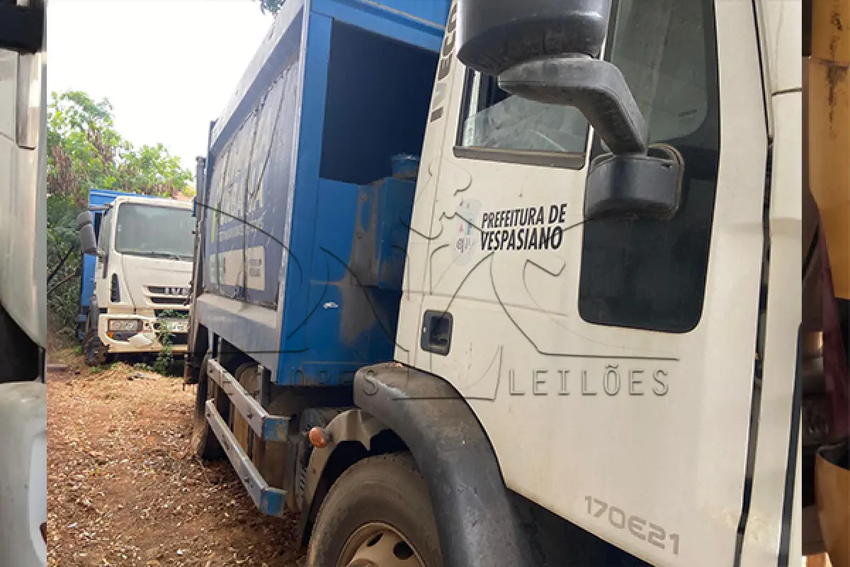 LOTE 016 - IVECO TECTOR 170E21 - ANO 2016 2017 - PLACA PYD-5105