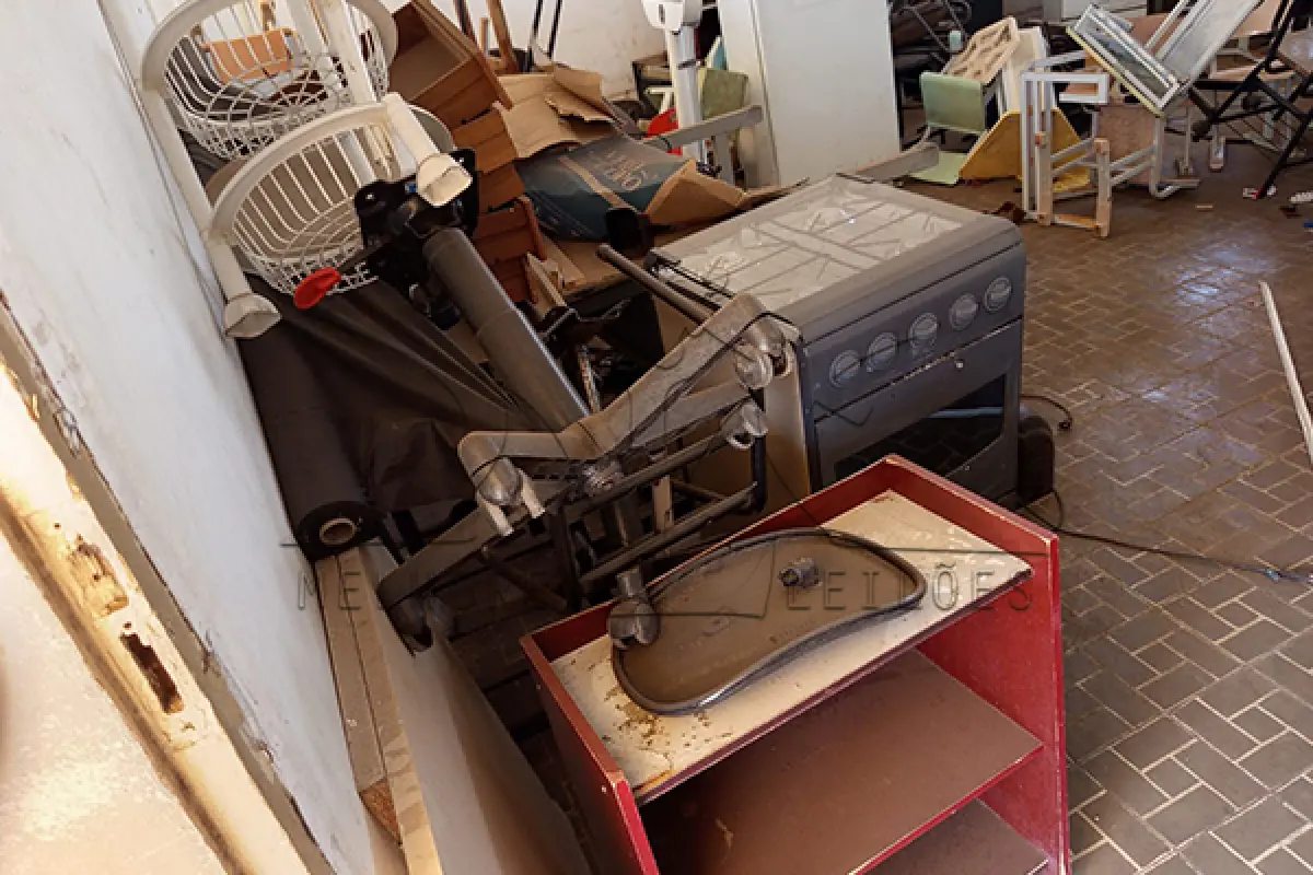 LOTE 001 - Composto por mesa e cadeiras escolares, caixas, armários de metal, geladeira, fogões, televisores, ventiladores, entre outros.