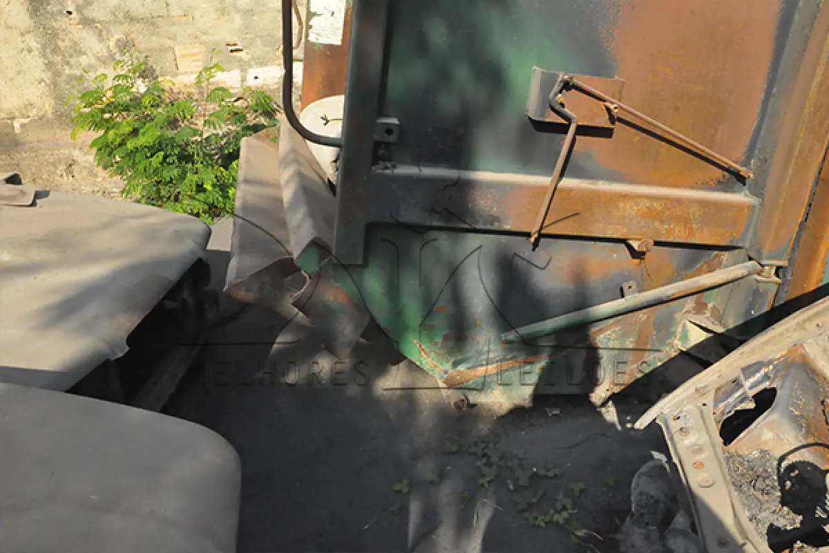 LOTE 025 - SUCATA CAÇAMBA COMPACTADOR DE LIXO