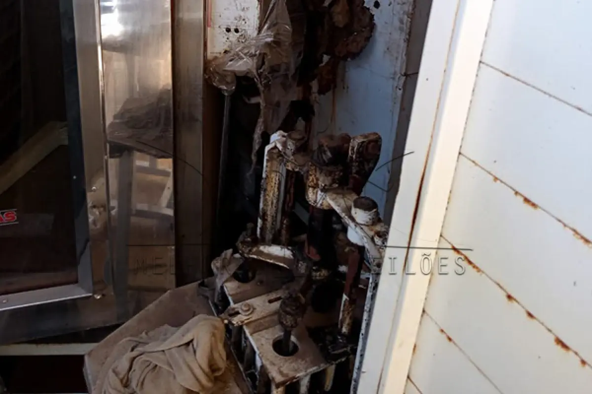 LOTE 002 - Composto por equipamentos que integravam a Padaria da antiga cantina municipal (fornos, prateleiras, cortadeira, suporte de forno, máquina de pão, entre outros);