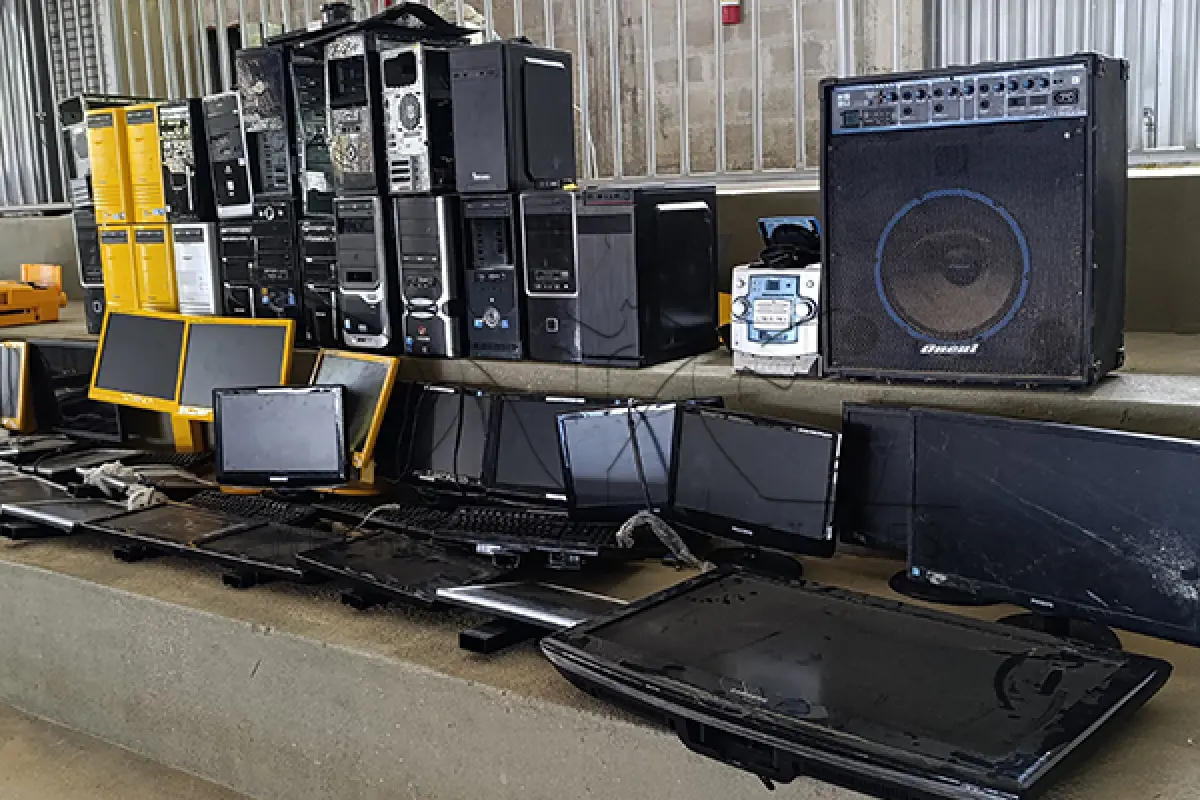 LOTE 013 - SUCATA DE INFORMATICA E ELETRO