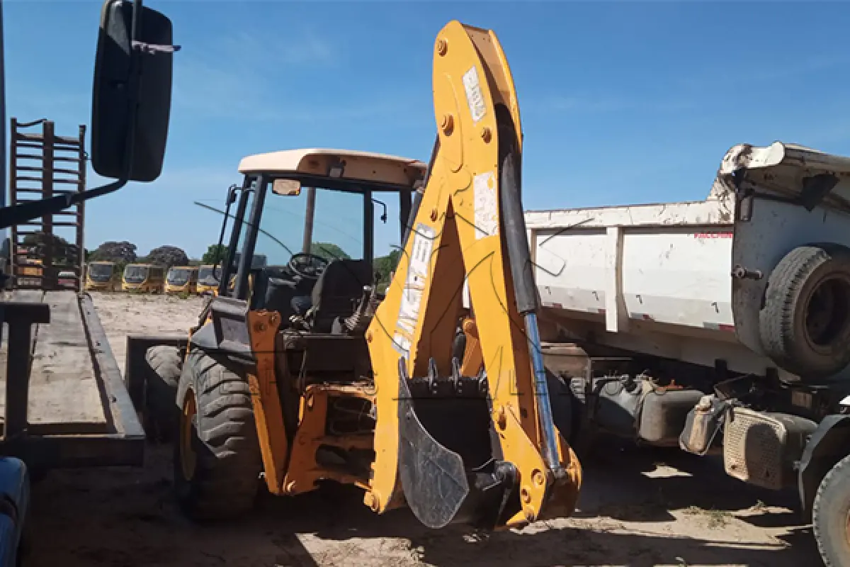 LOTE 051 - RETRO ESCAVADEIRA JCB 4X4 - ANO 2015