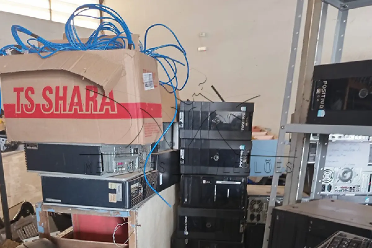 LOTE 004 - Composto por equipamentos eletrônicos; computadores, HDs, maquinas de xerox entre outros.
