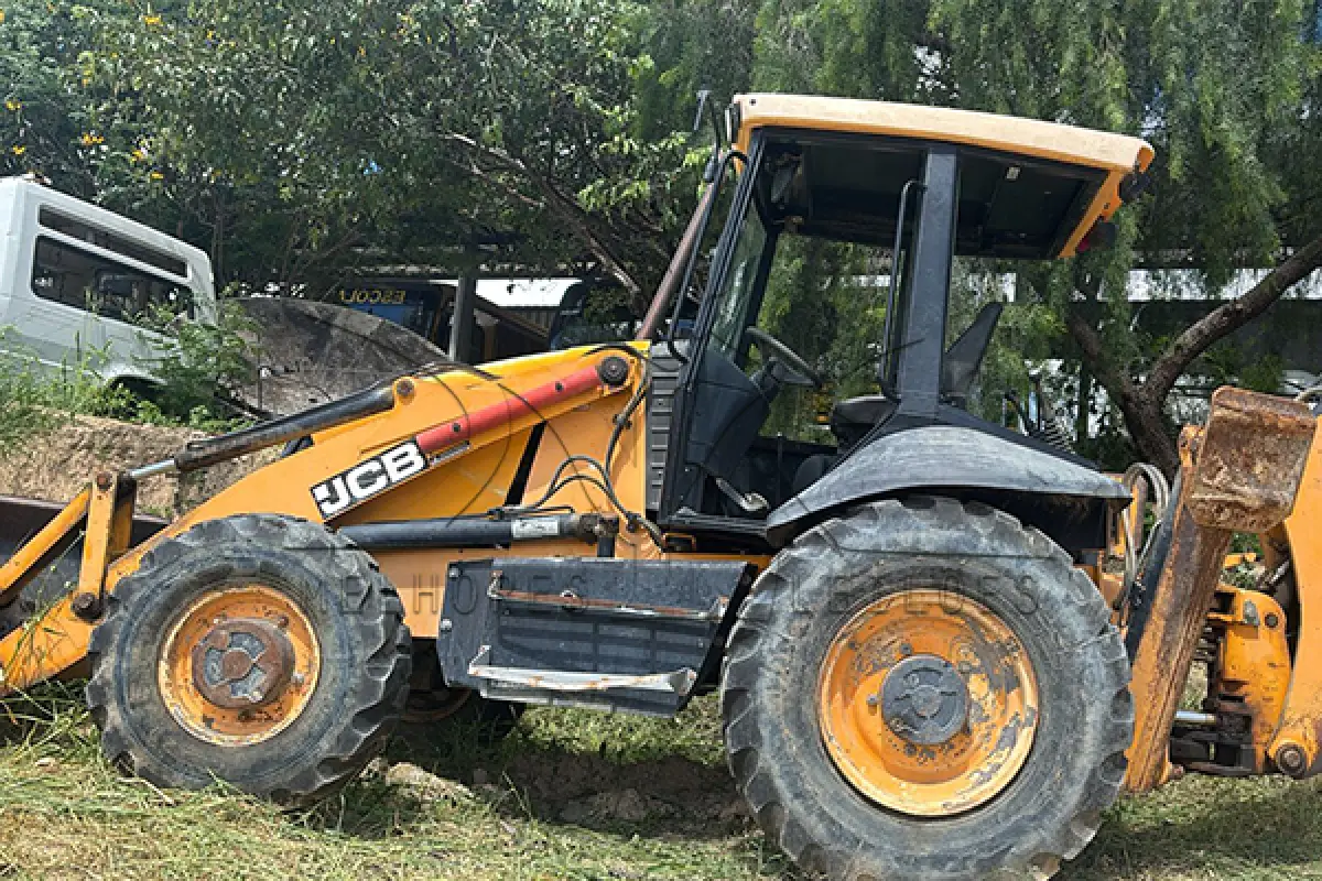 LOTE 018 - RETRO ESCAVADEIRA JCB - ANO 2013