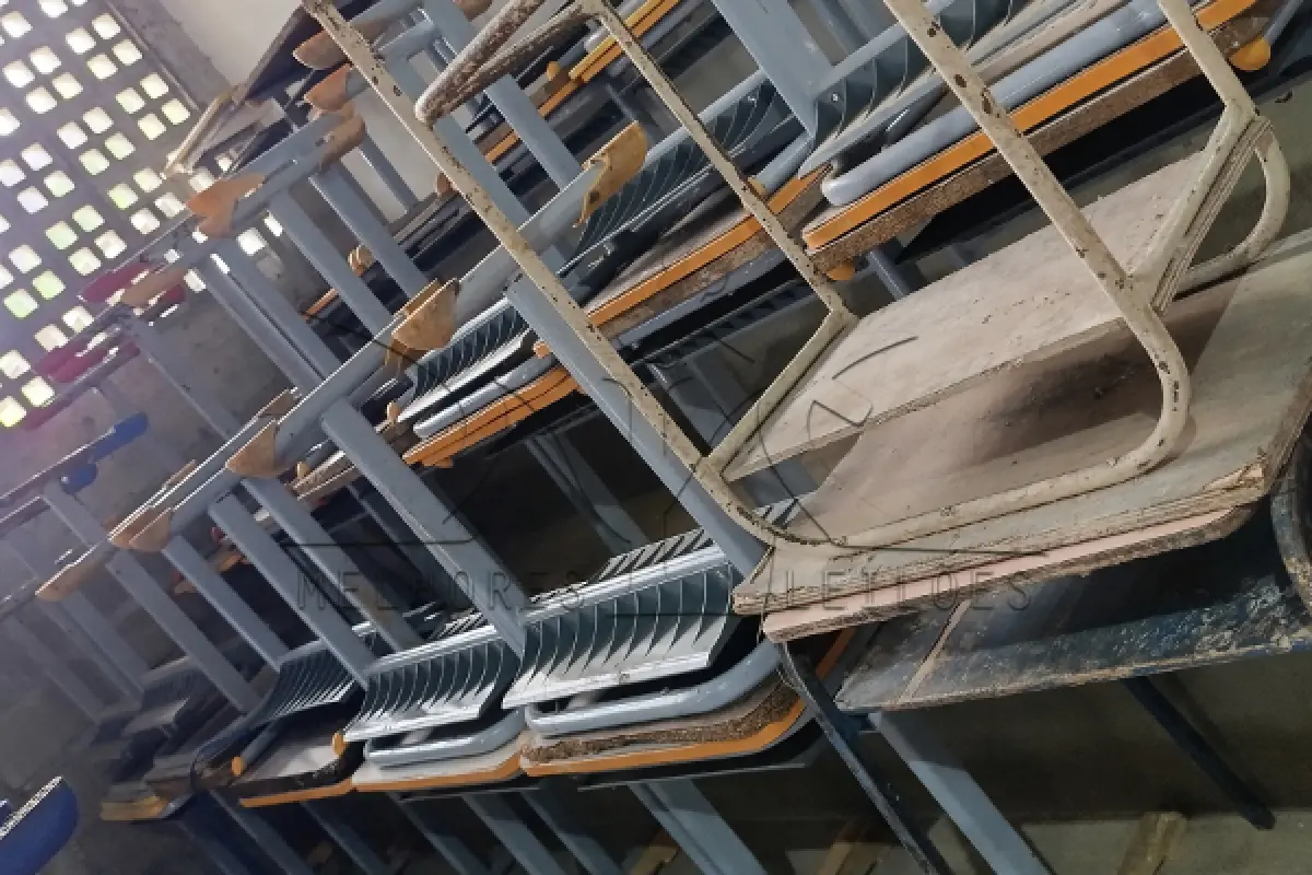 LOTE 014 - SUCATA DE MOBILIA ESCOLAR