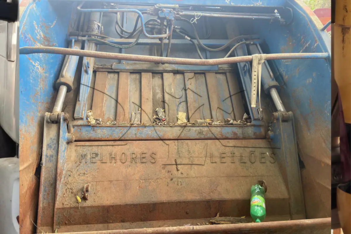 LOTE 016 - IVECO TECTOR 170E21 - ANO 2016 2017 - PLACA PYD-5105