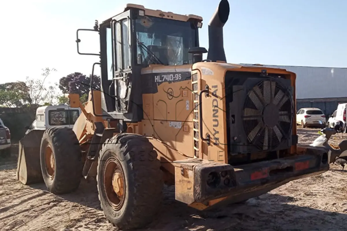 LOTE 050 - PA CARREGADEIRA HYUNDAI HL 740-9S - ANO 2013