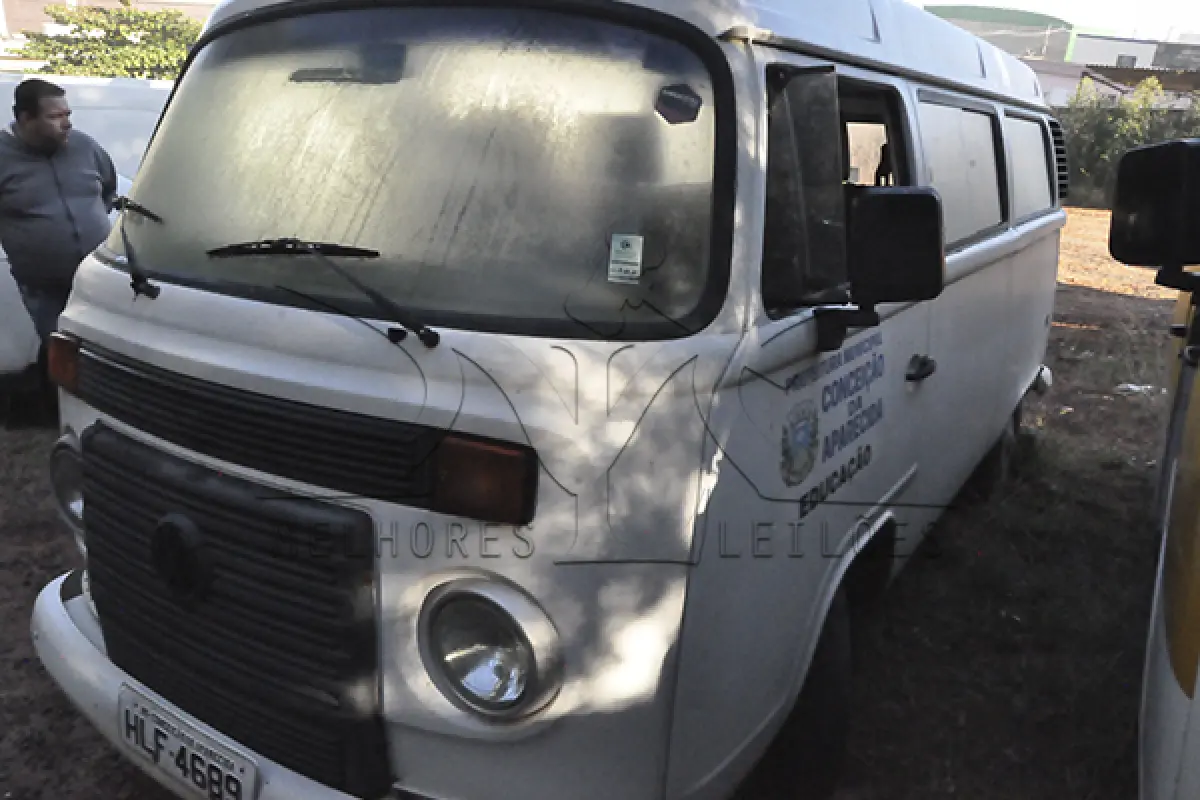 LOTE 013 - VW KOMBI - ANO 2010 2010 - PLACA HLF4689