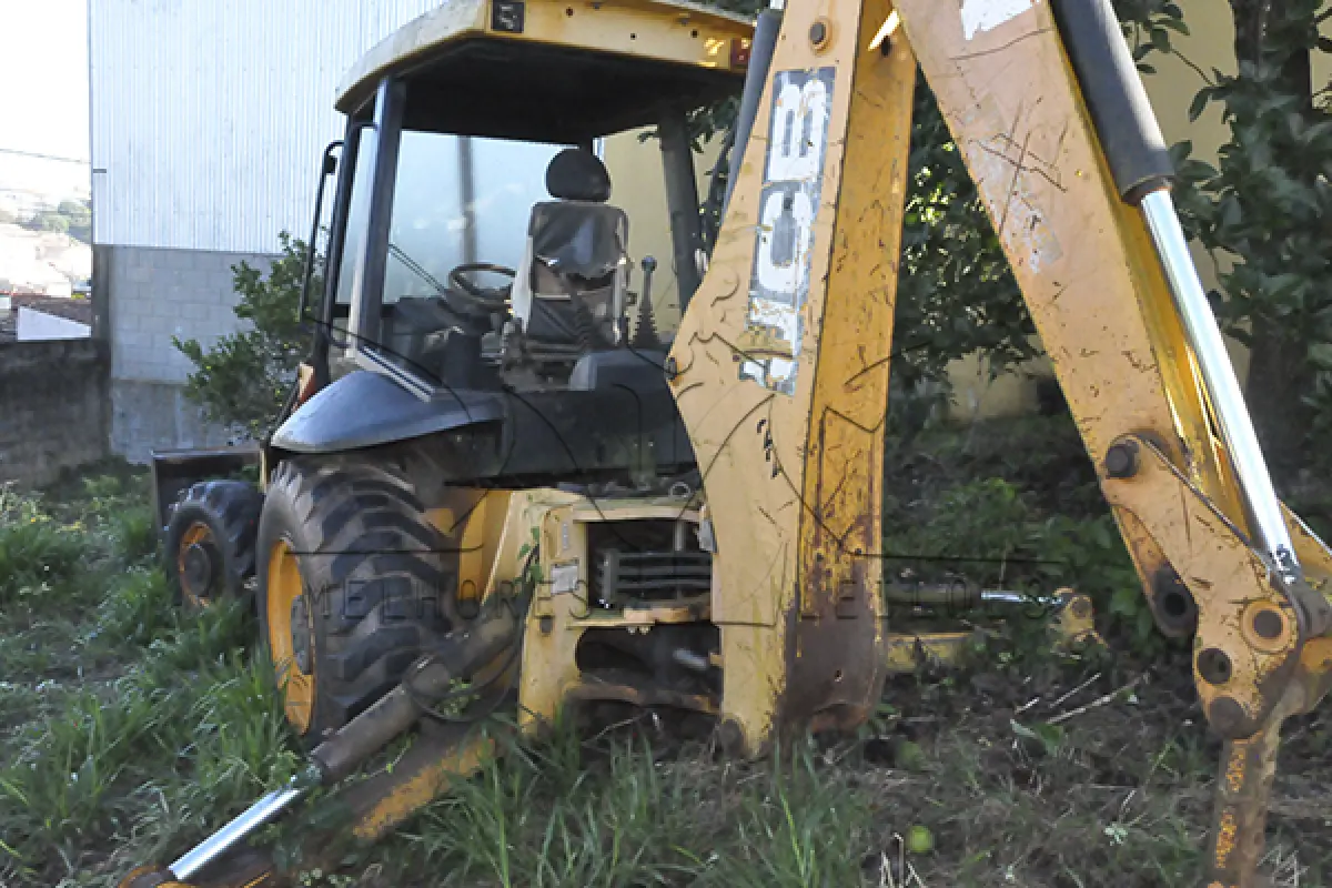 LOTE 023 - JCB RETROESCAVADEIRA 3CX 4X4 VALENCE 43 - ANO 2012