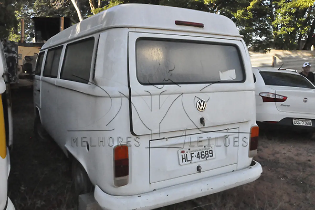 LOTE 013 - VW KOMBI - ANO 2010 2010 - PLACA HLF4689