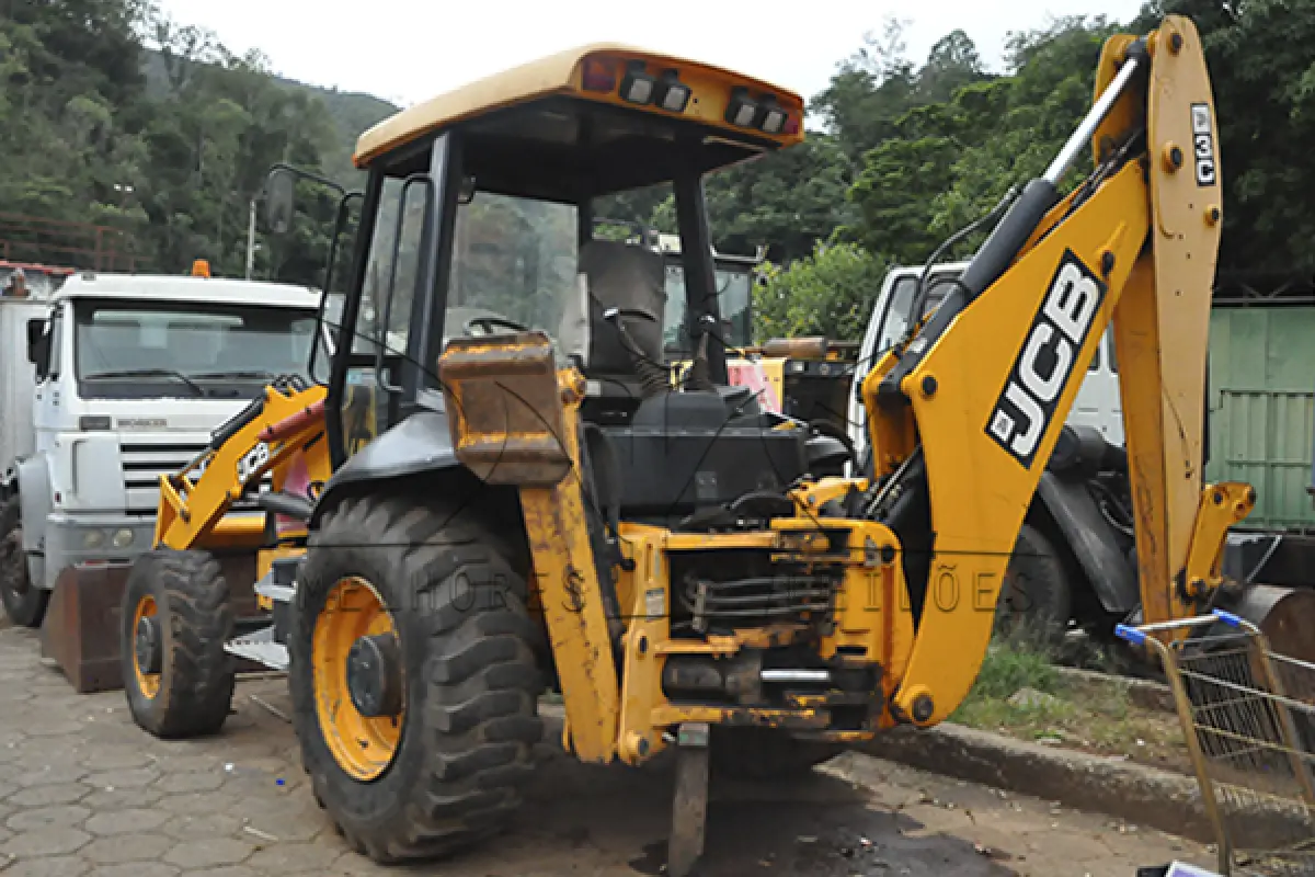 LOTE 008 - RETRO ESCAVADEIRA JCB 214E 3C 4X4 - ANO 2014