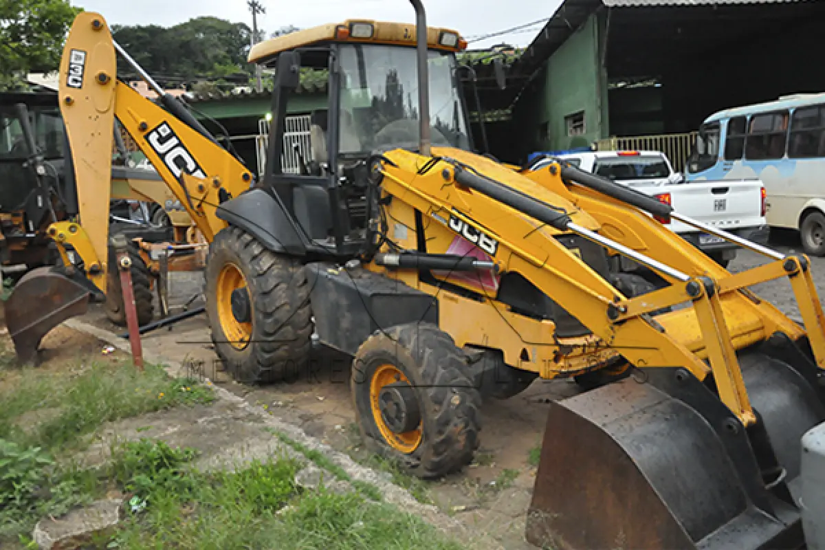 LOTE 008 - RETRO ESCAVADEIRA JCB 214E 3C 4X4 - ANO 2014
