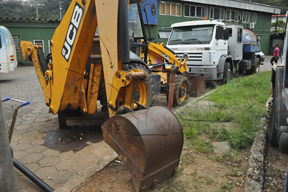 LOTE 008 - RETRO ESCAVADEIRA JCB 214E 3C 4X4 - ANO 2014