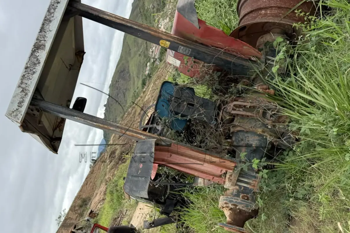 LOTE 003 - SUCATA TRATOR