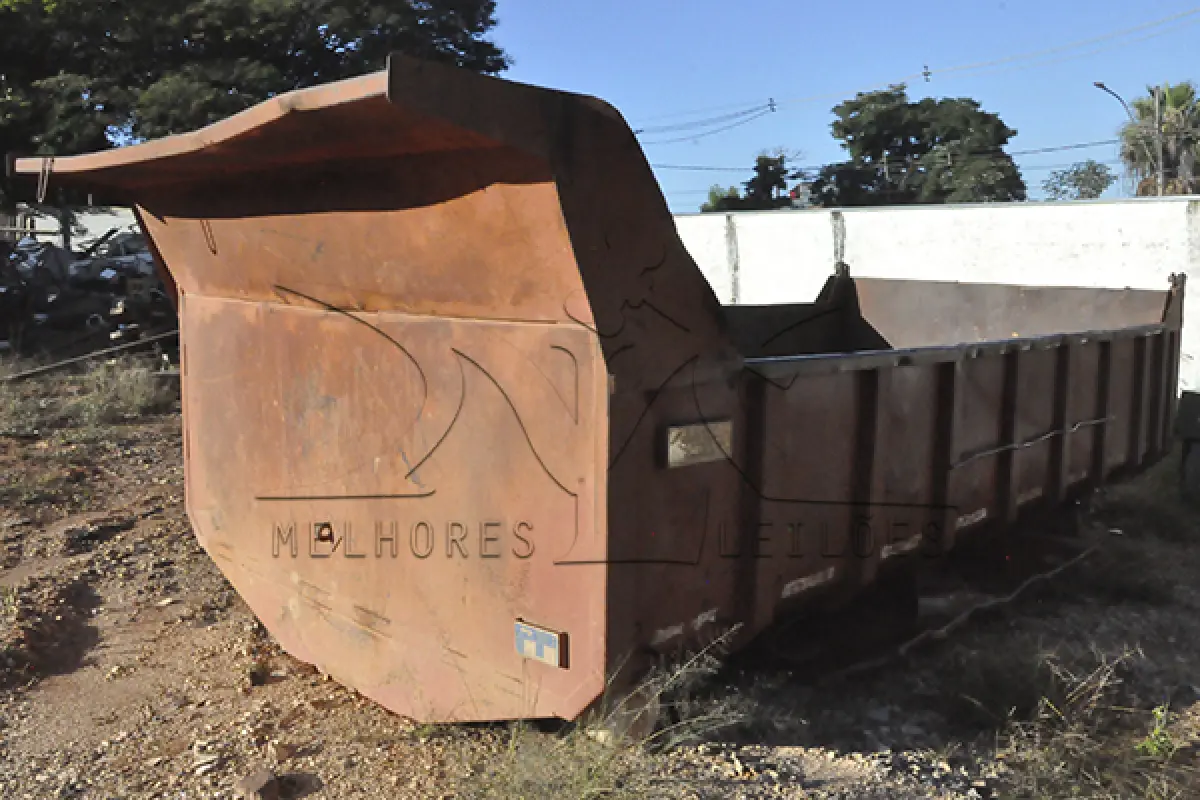 LOTE 026 - SUCATA CAÇAMBA - ROLO COMPACTADOR - FERRAGEM – MADEIRA