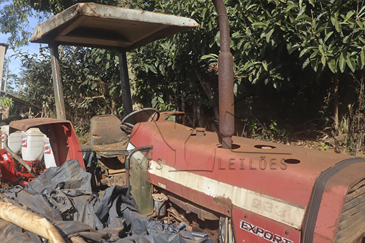 LOTE 017 - SUCATA TRATOR MASSEY FERGUSON 233 - SEM ANO