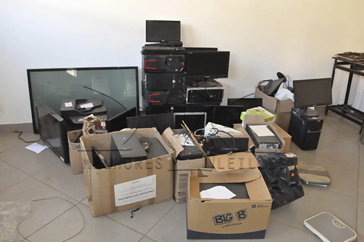 LOTE 029 - SUCATA MATERIAIS DE INFORMÁTICA - ELETRÔNICOS E ITENS DIVERSOS