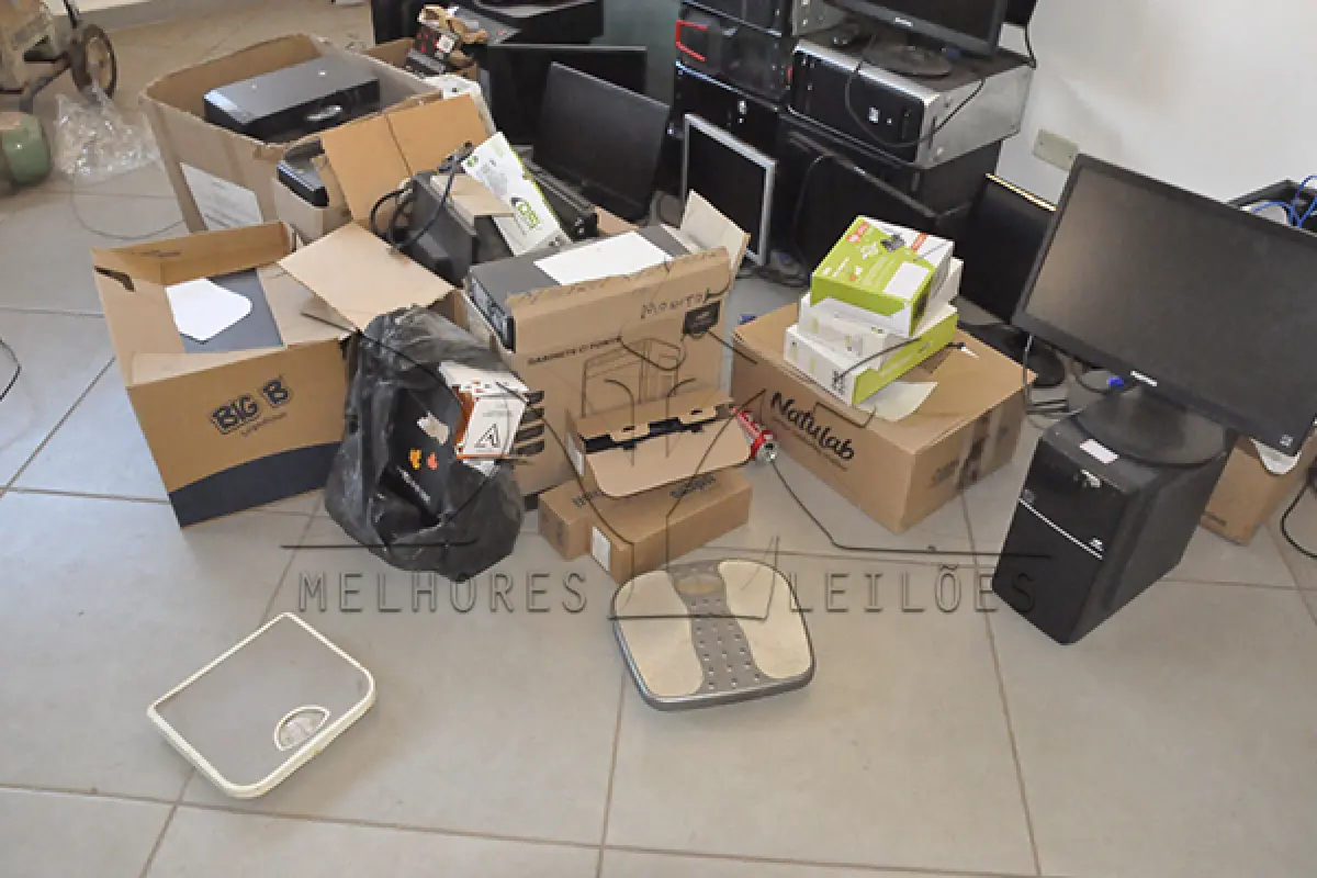 LOTE 029 - SUCATA MATERIAIS DE INFORMÁTICA - ELETRÔNICOS E ITENS DIVERSOS