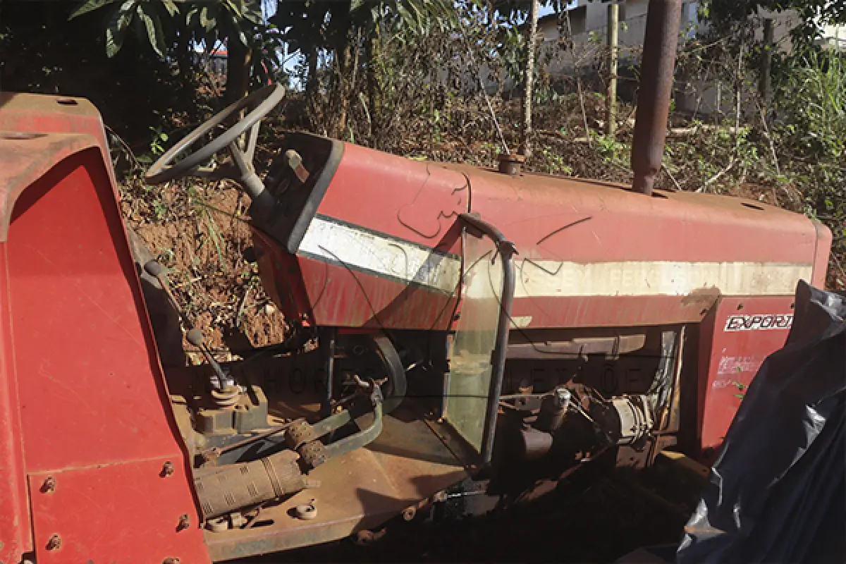 LOTE 017 - SUCATA TRATOR MASSEY FERGUSON 233 - SEM ANO