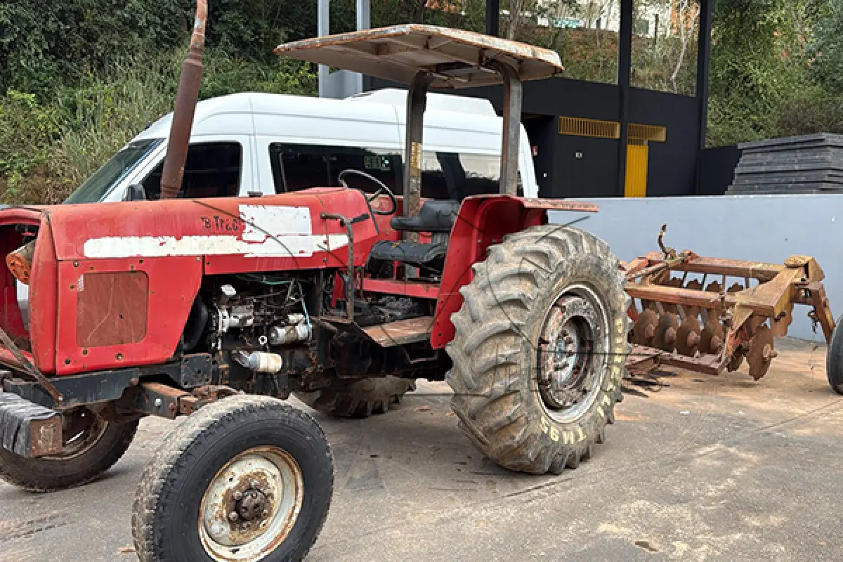LOTE 009 - TRATOR MASSEY FERGUSONANO 200 – ANO 2002