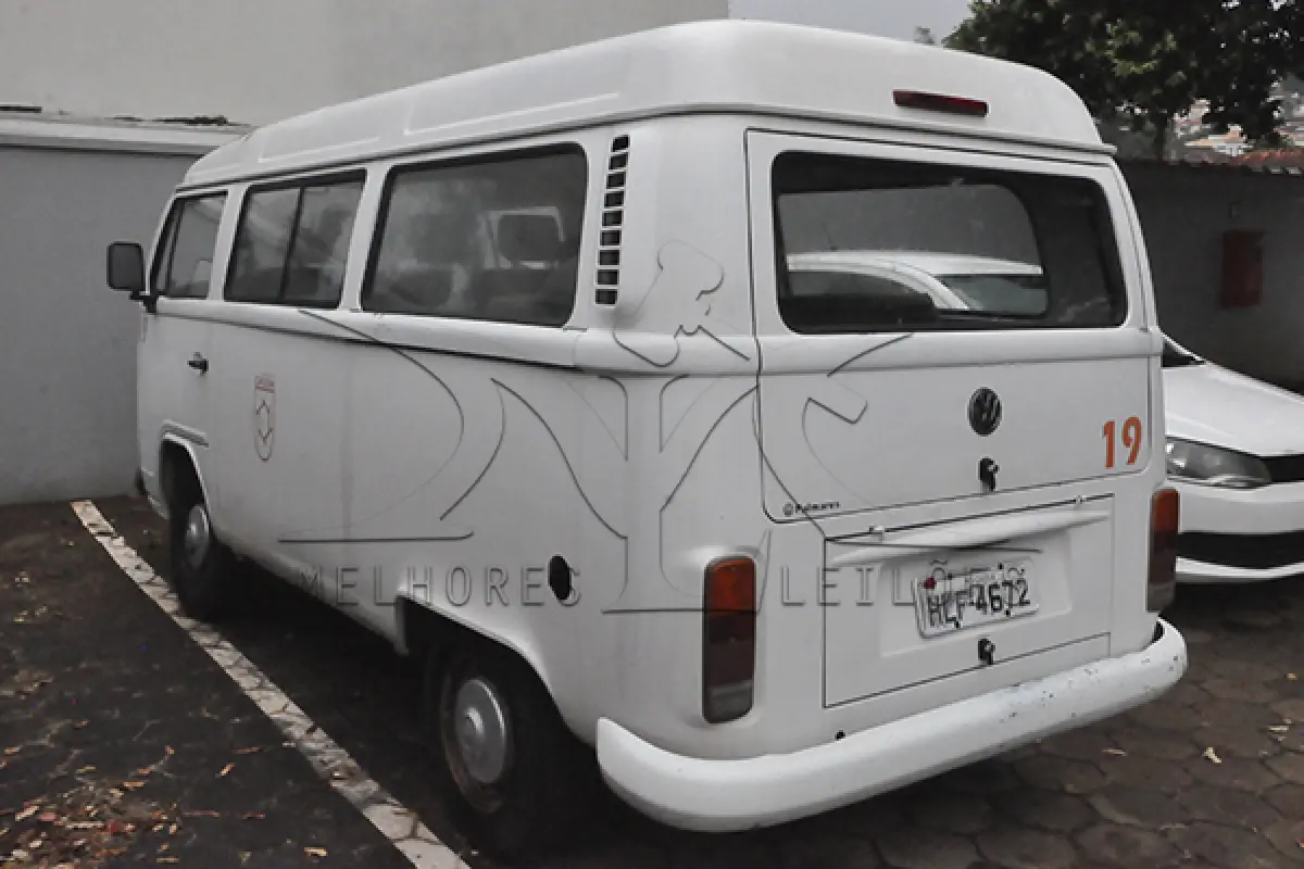 LOTE 008 - VW KOMBI - PLACA HLF4672 - ANO 2010 2011