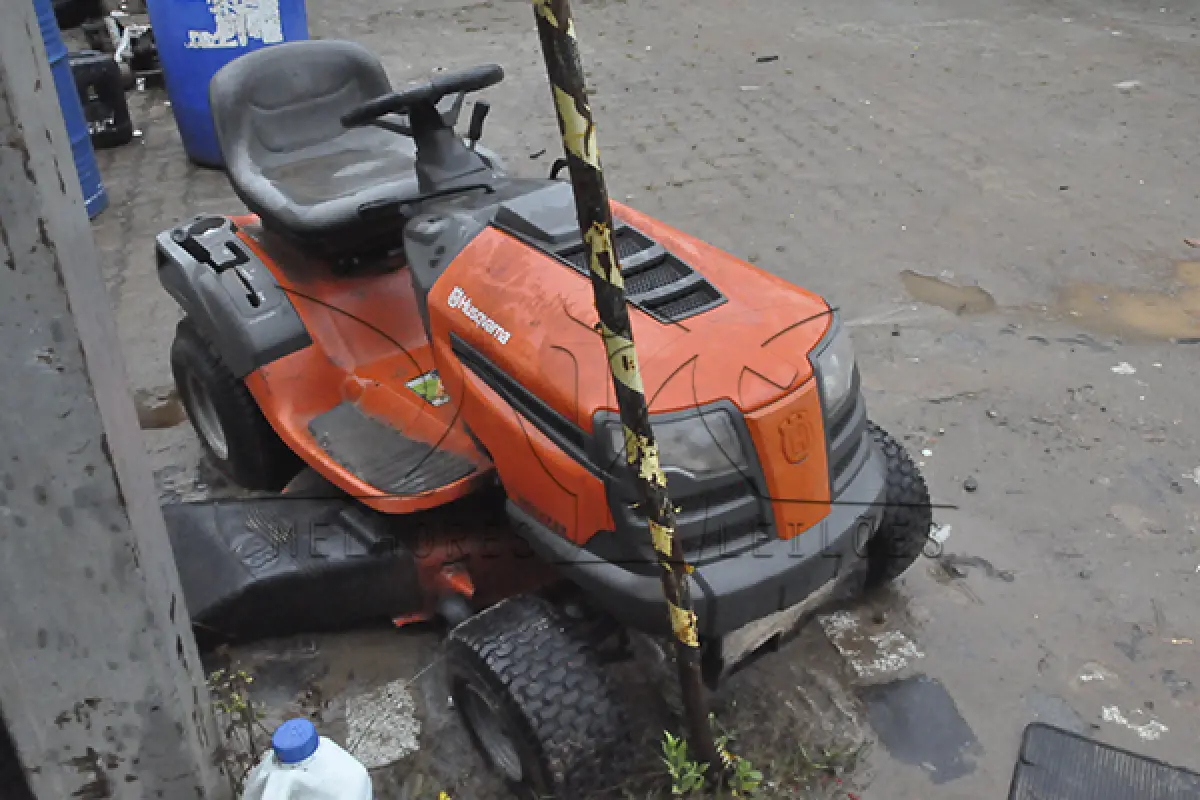 LOTE 001 - TRATOR CORTADOR DE GRAMA - HUSQVARNA - LINHA LT- LTK 17.5D