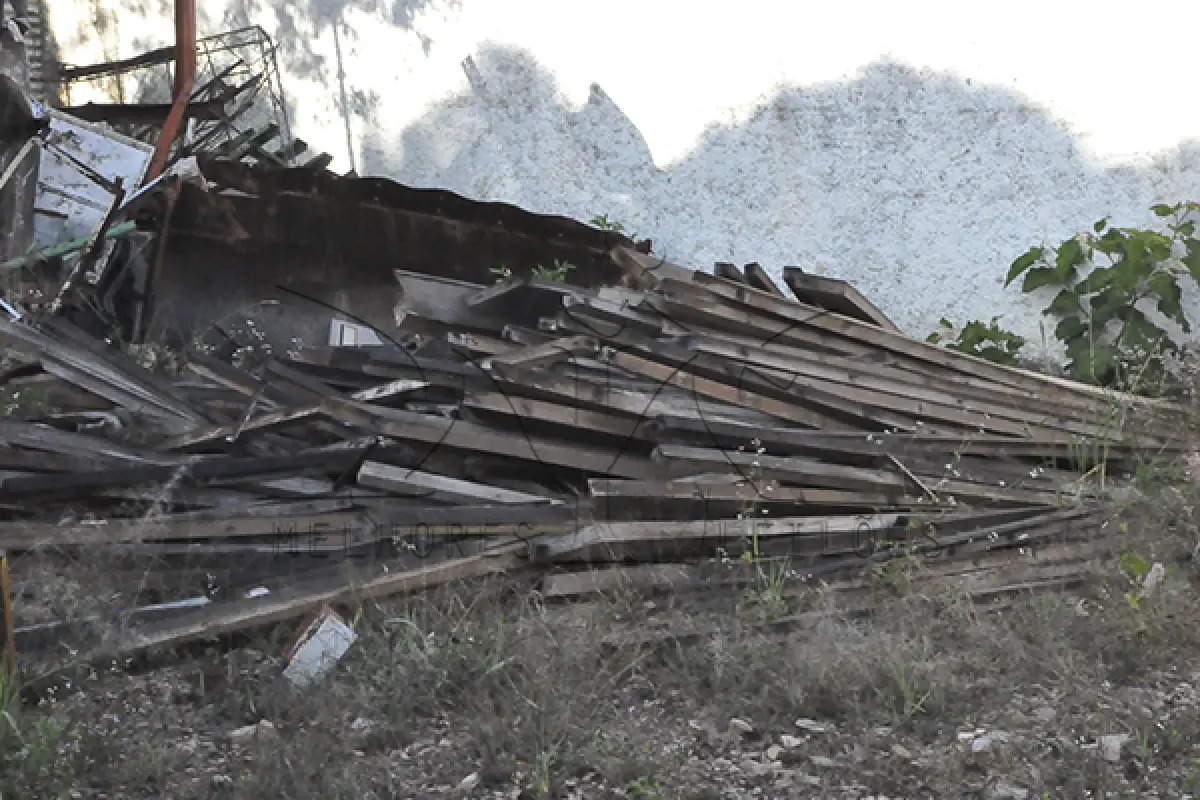 LOTE 026 - SUCATA CAÇAMBA - ROLO COMPACTADOR - FERRAGEM – MADEIRA