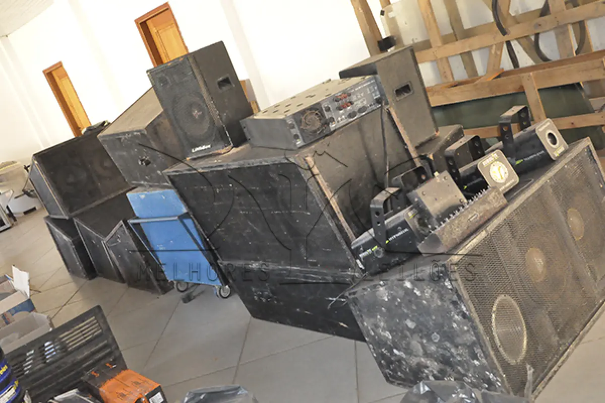 LOTE 031 - SUCATA EQUIPAMENTOS DE SONORIZAÇÃO E ILUMINAÇÃO