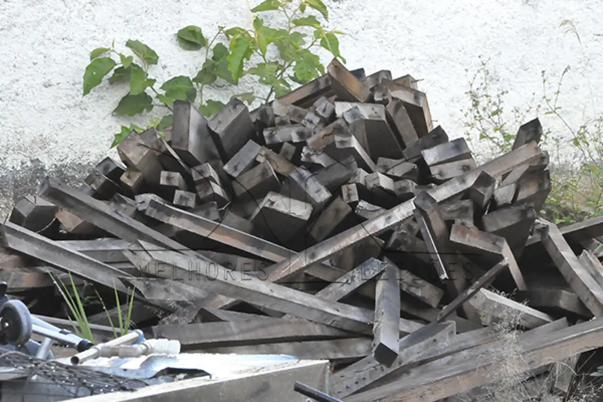 LOTE 026 - SUCATA CAÇAMBA - ROLO COMPACTADOR - FERRAGEM – MADEIRA