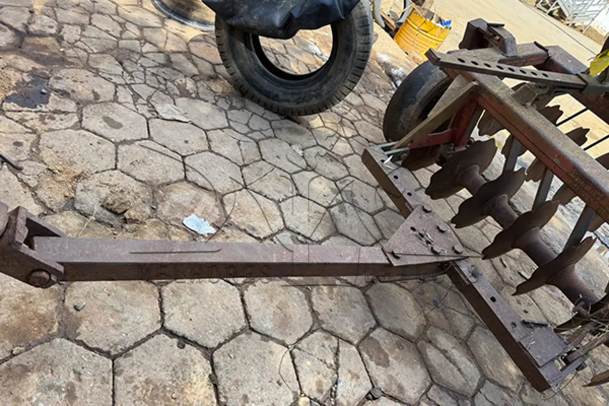 LOTE 009 - TRATOR MASSEY FERGUSONANO 200 – ANO 2002